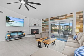 Een smart-tv en een open haard