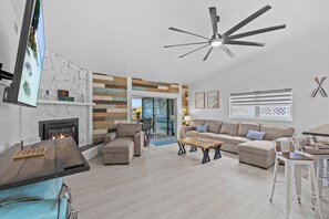 Smart TV, fireplace - 3 Bed Pool home with Man Cave - Private Dock - Corn hole- Foosball -Axe throwing (Hernando Beach)