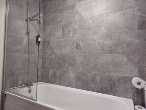Een haardroger, handdoeken, zeep, shampoo