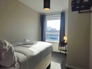 3 slaapkamers, een strijkplank/strijkijzer, gratis wifi, beddengoed