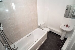 Een haardroger, handdoeken