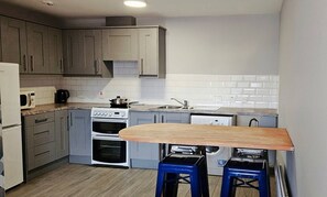 Frigorifero, microonde, forno, piano cottura