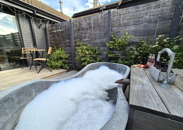 Outdoor spa tub