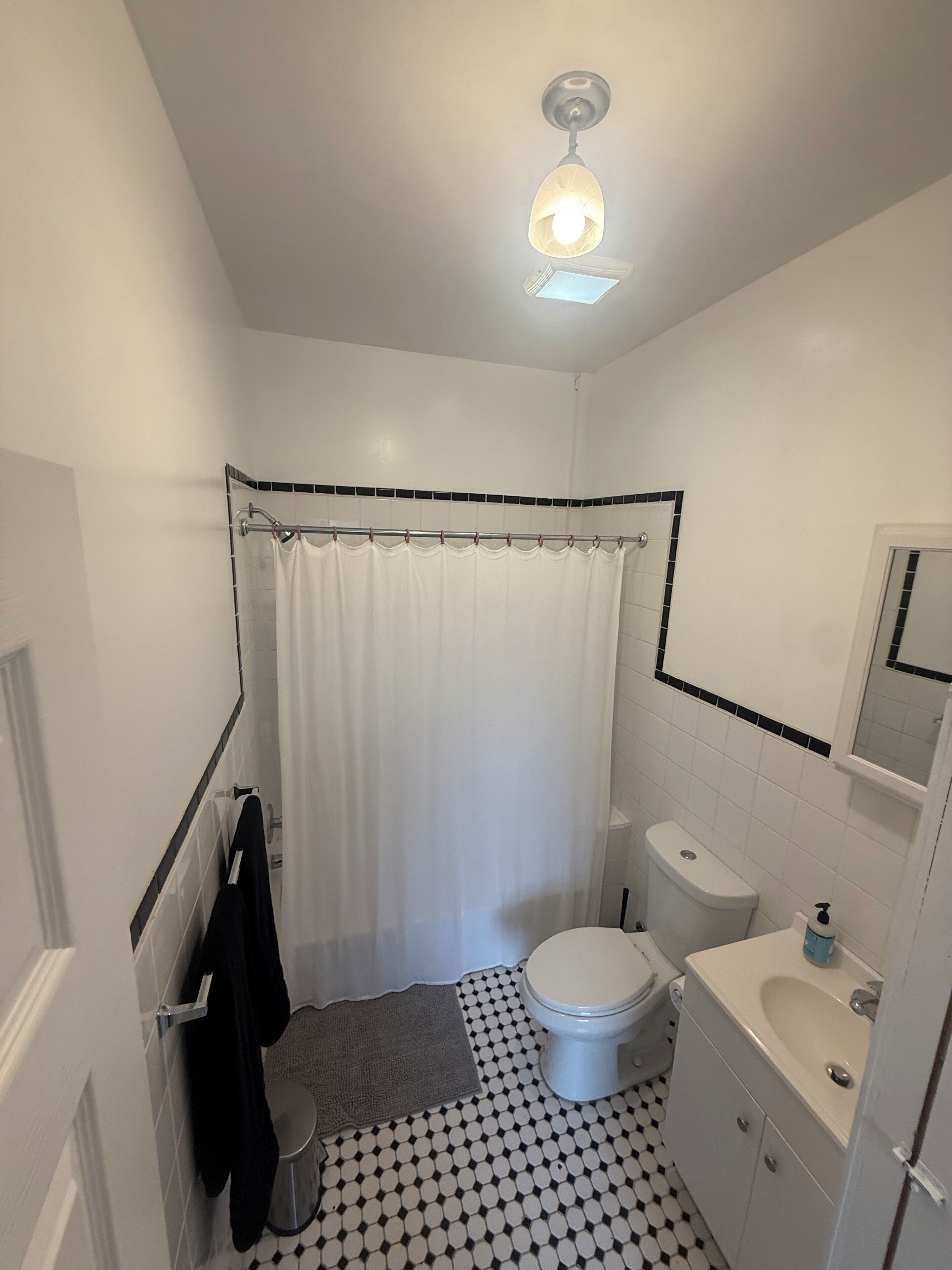 Secadora de cabello, toallas, jabón, papel de baño 