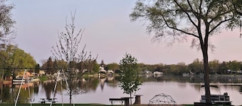 New Listing!! Cozy Lake Shangri-La Cottage!! Big yard, fire pit, sleeps 4
