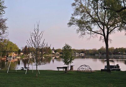 New Listing!! Cozy Lake Shangri-La Cottage!! Big yard, fire pit, sleeps 4
