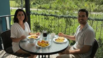 Apartment, 1 King Bed, Balcony, City View | Terrace/patio