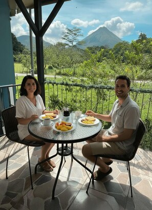 Apartment, 1 King-Bett, Balkon, Stadtblick | Terrasse/Patio