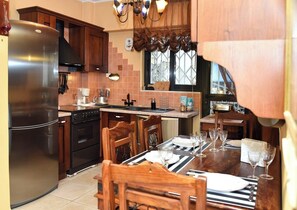 Kühlschrank, Ofen, Geschirrspüler, Wasserkocher mit Kaffee-/Teezubehör