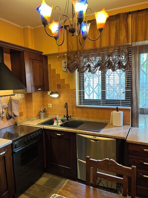 ثلاجة، فرن، غسالة أطباق، ماكينة لصنع القهوة/الشاي