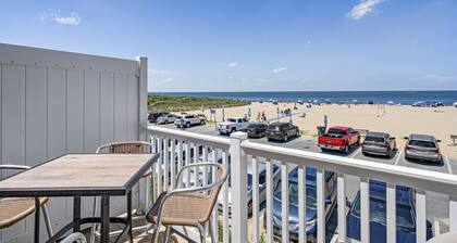 Town of Lewes penthouse w/balcony, beach access, close to restaurants