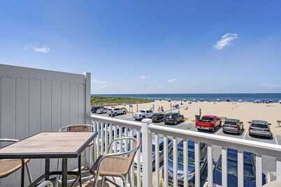 Town of Lewes penthouse w/balcony, beach access, close to restaurants