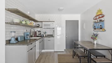 Refrigerador, microondas, placa de cocina, lavavajillas