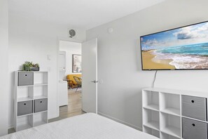 2 bedrooms, iron/ironing board, internet, bed sheets - Town of Lewes penthouse w/balcony, beach access, close to restaurants (Lewes)