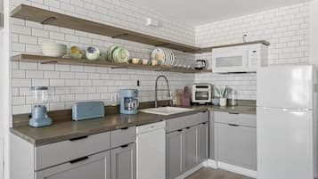 Refrigerador, microondas, placa de cocina, lavavajillas