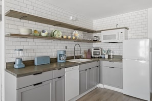Fridge, microwave, stovetop, dishwasher