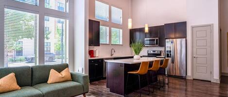 Kjøleskap, mikrobølgeovn, ovn og kokeplater