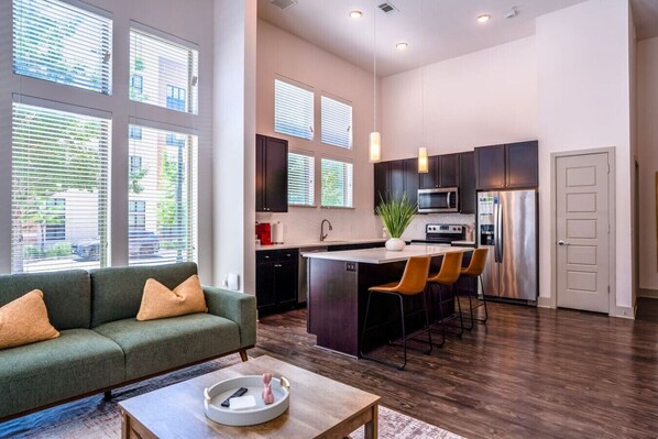 Frigorífico, microondas, horno y placa de cocina