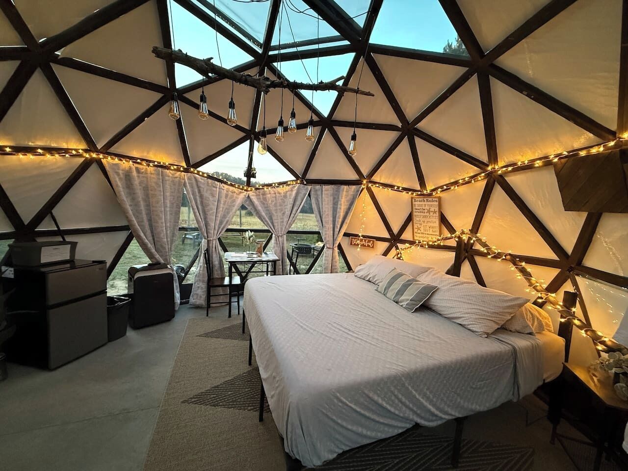 Desk, WiFi, bed sheets