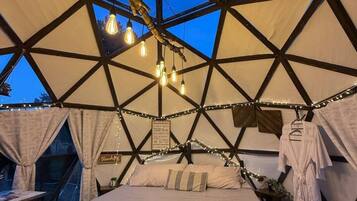 Desk, WiFi, bed sheets