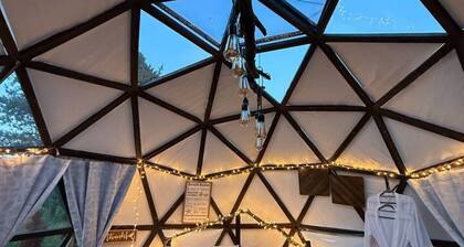 Drift & Dream Dome/AC/Private Hot Tub/Pet Friendly