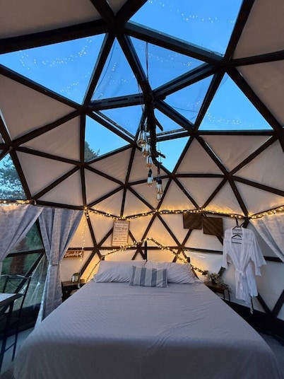 Drift & Dream Dome/AC/Private Hot Tub/Pet Friendly