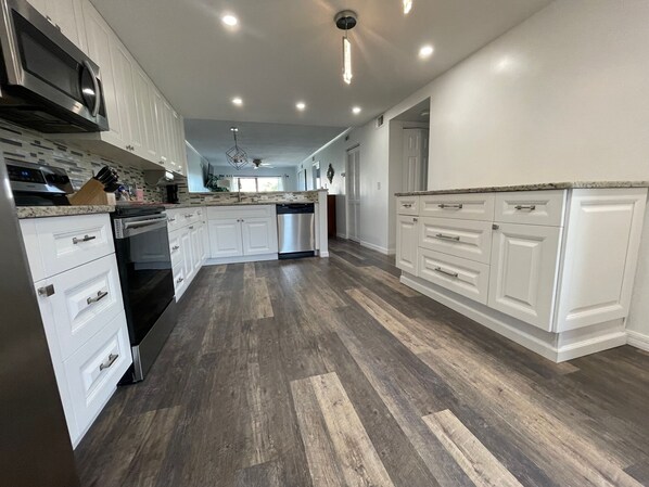 Mikrobølgeovn, ovn, kokeplater og oppvaskmaskin