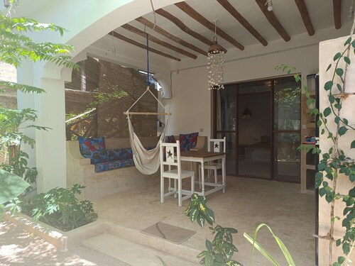 Charming 1-bedroom apartment with WiFi, AC in gorgeous Jambiani,400ft away beach