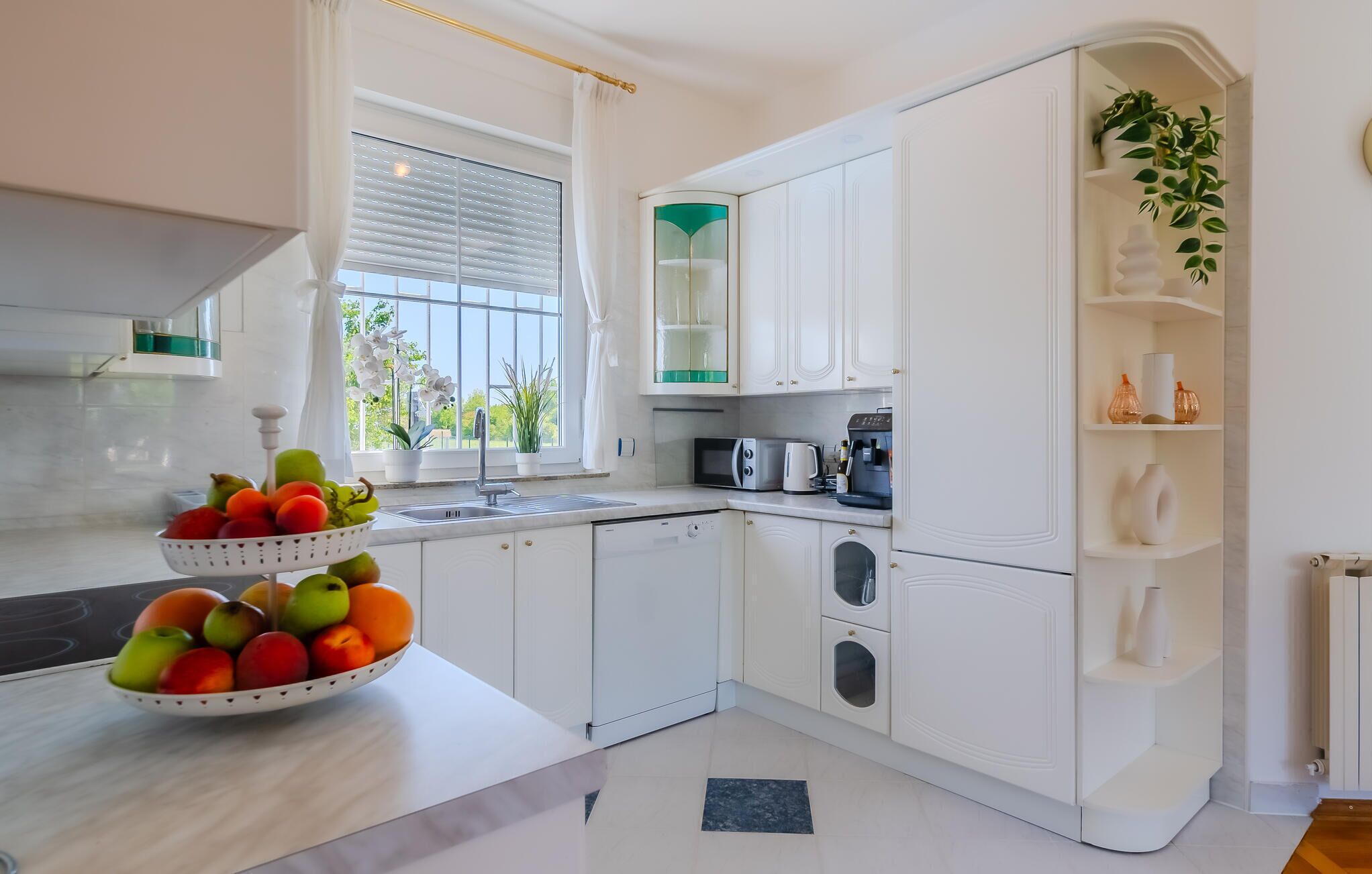 Fridge, oven, stovetop, dishwasher