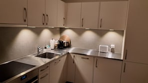 Microonde, forno, piano cottura, lavastoviglie