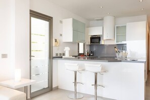 Réfrigérateur, micro-ondes, four, plaque de cuisson