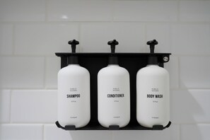 Dusche, Haartrockner, Handtücher, Seife