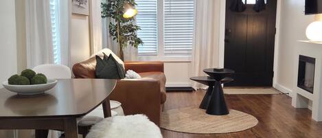 Smart TV, fireplace