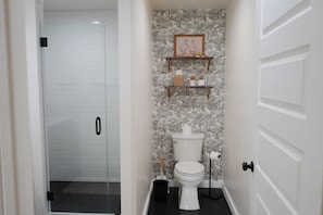 Douche, sĂšche-cheveux, serviettes fournies, savon