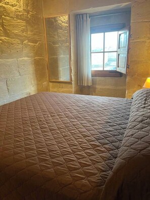 Tabla de planchar con plancha, cuna de viaje, wifi gratis y ropa de cama