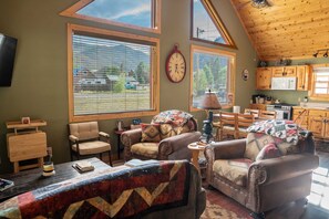 Living area - The PB Bears Den - Perfect Spot for Your Family Getaway (Lake City)