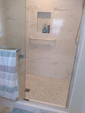 Dusche, Haartrockner, Handtücher, Seife