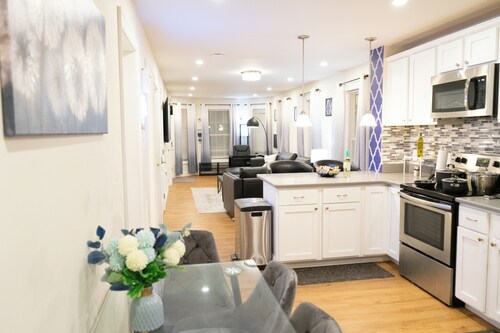 Modern & Stylish 1-Bedroom Condo near Downtown