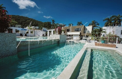 Sea View  2-bedroom townhome in lovely Montego Bay with fitness room, WiFi