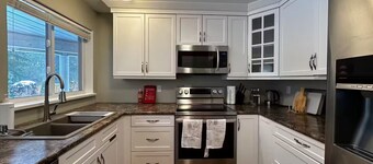 Spacious Garden-Level Suite Near Trails – Safe & Walkable Area