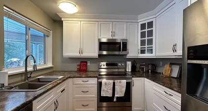 Spacious Garden-Level Suite Near Trails â Safe & Walkable Area