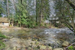 Property grounds - Spacious Garden-Level Suite Near Trails – Safe & Walkable Area (Port Coquitlam)