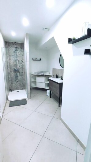 Shower - LE TEMPLE - DAMOUZY - Gîte (DAMOUZY)