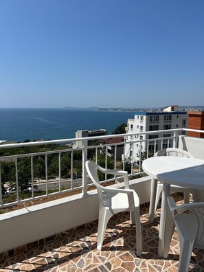 Outdoor dining - Seaview Apartment (Vlora)