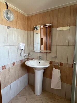 Shower, hair dryer, towels, soap - Seaview Apartment (Vlora)