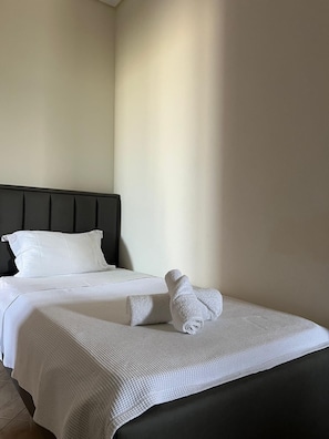 Tabla de planchar con plancha, wifi y ropa de cama