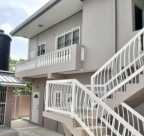 Cozy 1-bedroom apartment with WiFi, AC and mins to Airport