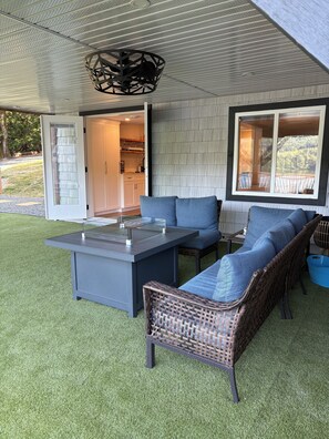 Terrace/patio - Cozy suite for two on Sproat Lake, footsteps away from the beach. (Port Alberni)