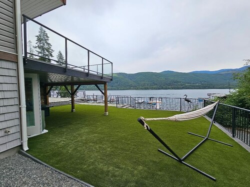 Cozy suite for two on Sproat Lake, footsteps away from the beach.