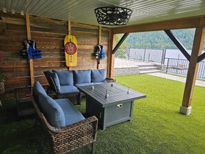 Terrace/patio - Cozy suite for two on Sproat Lake, footsteps away from the beach. (Port Alberni)